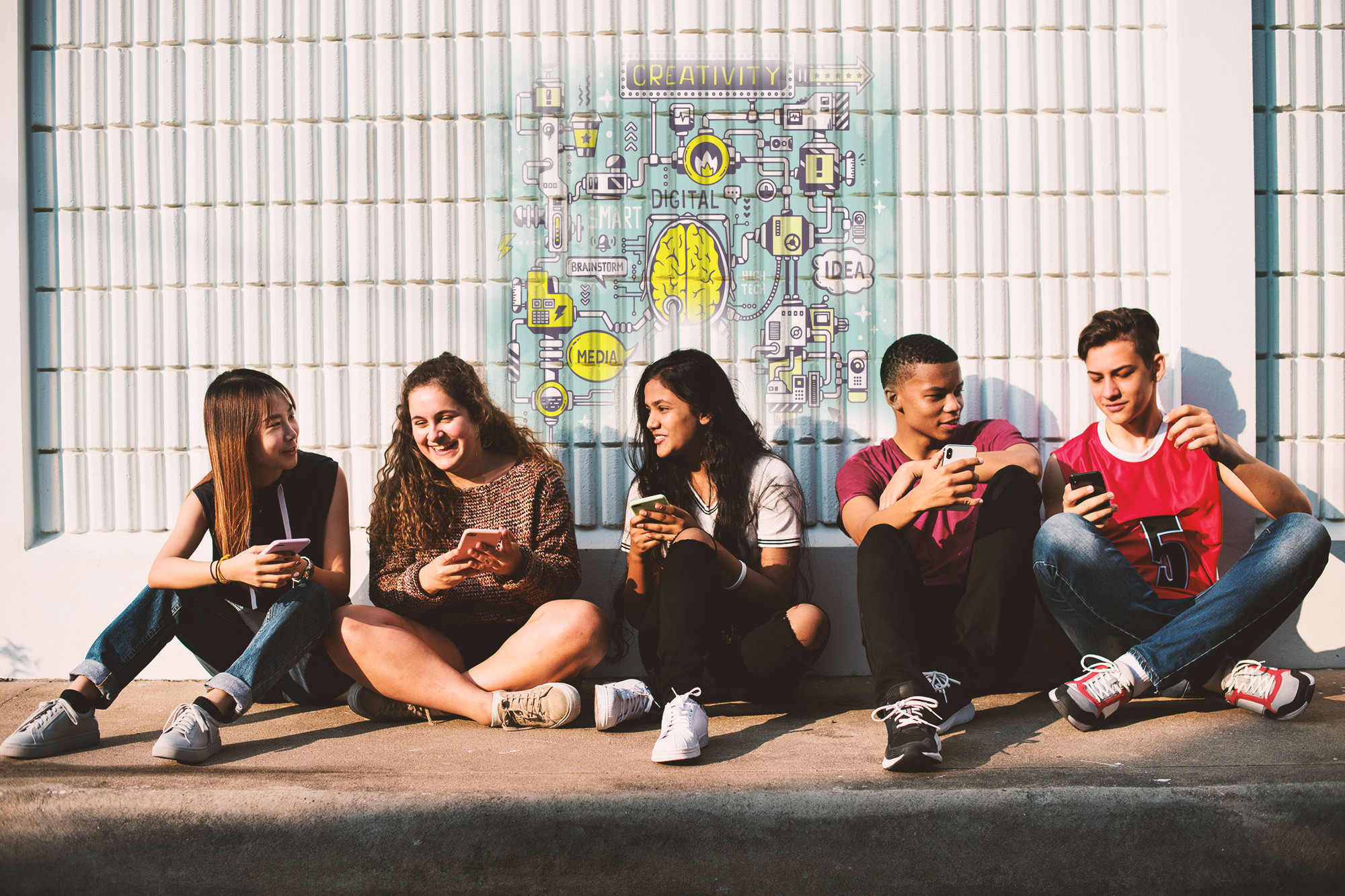 Jugendliche mit Smartphone